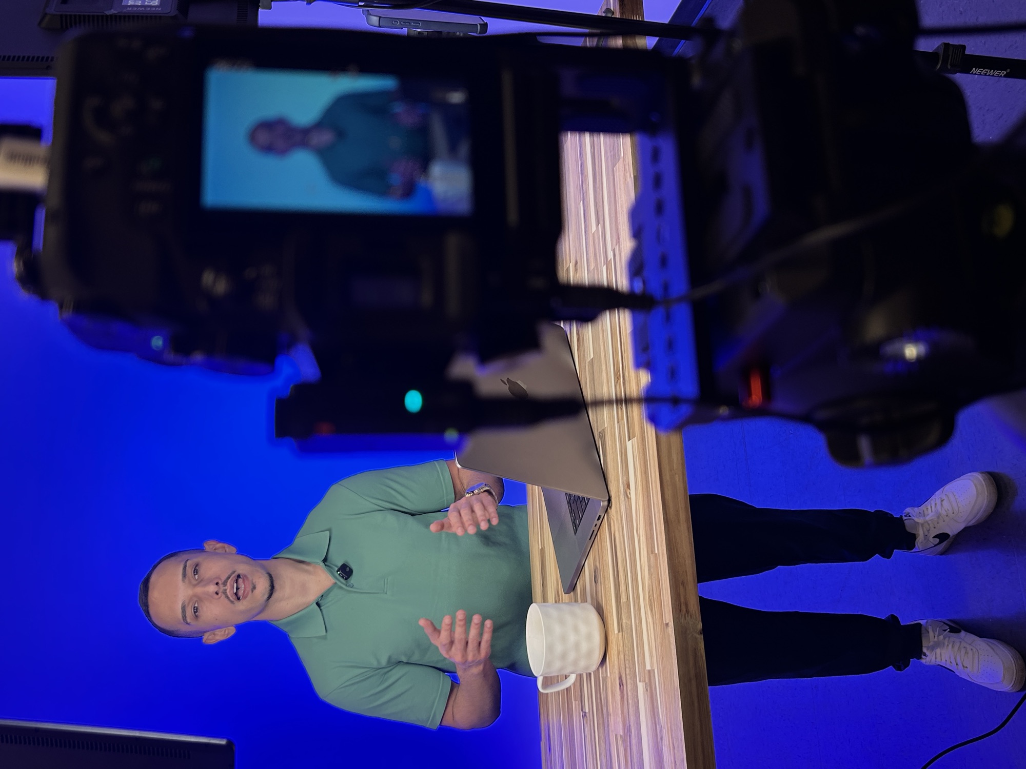 Tournage au Studio de l'île, fond bleu et caméra