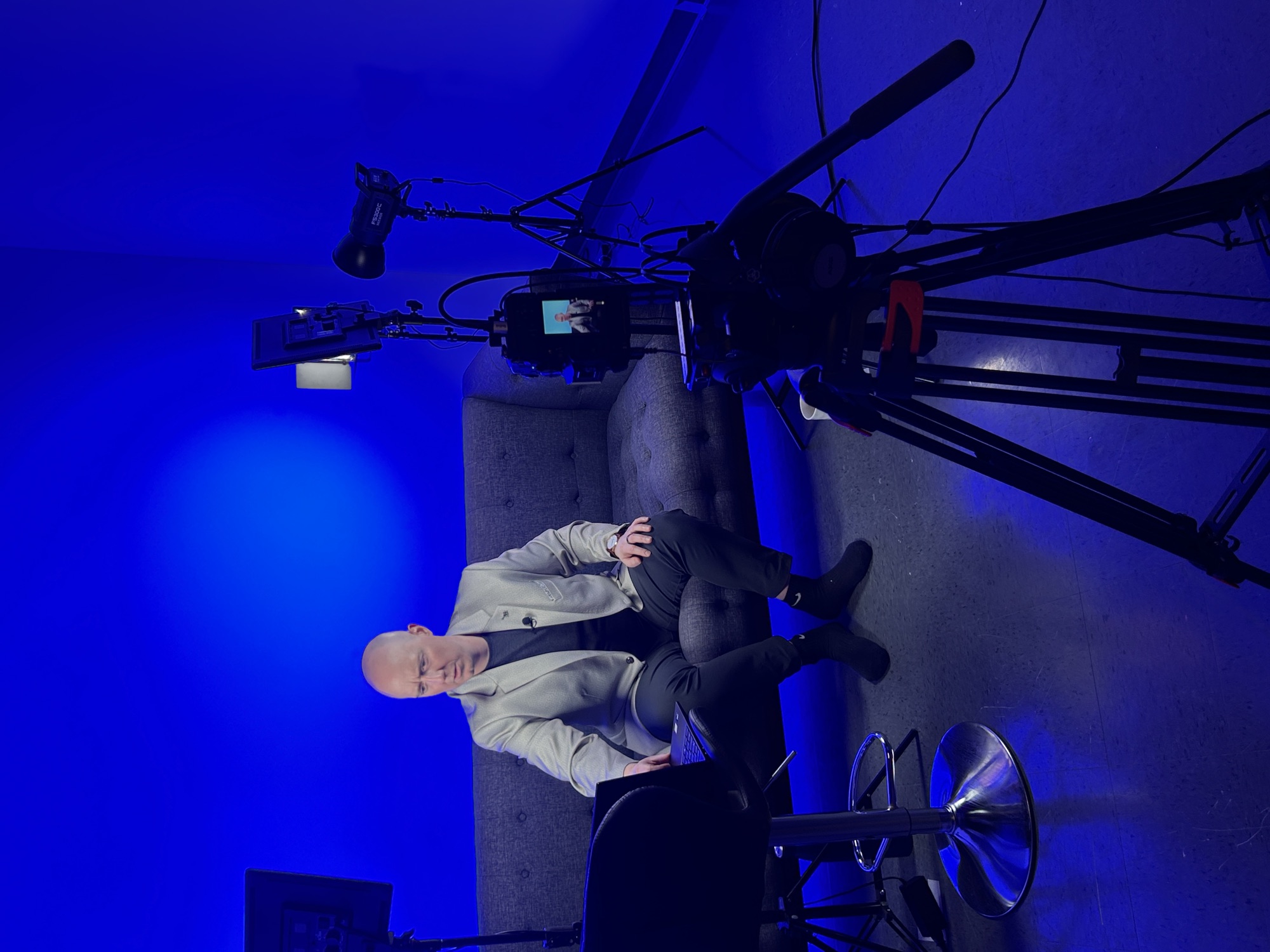 Tournage sur le canapé du studio