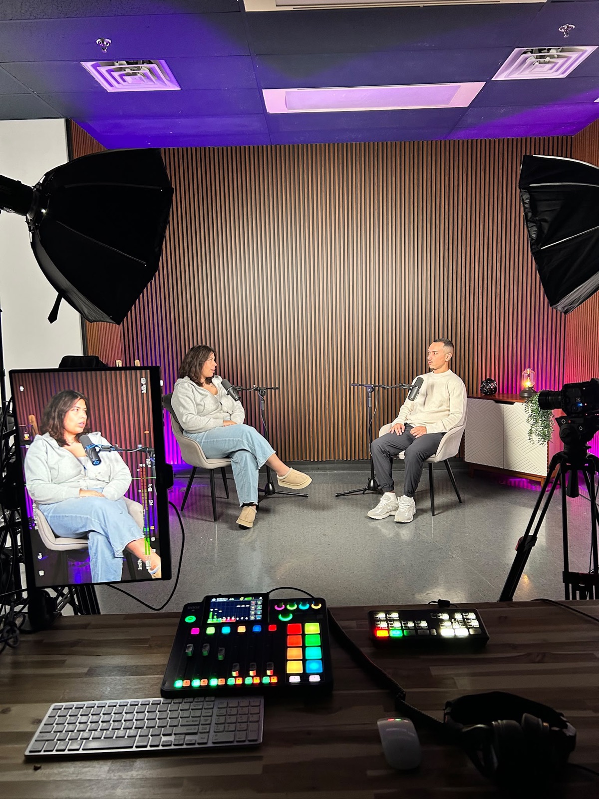 Poste de contrôle du studio avec table de mixage, régie vidéo et moniteur pendant un enregistrement