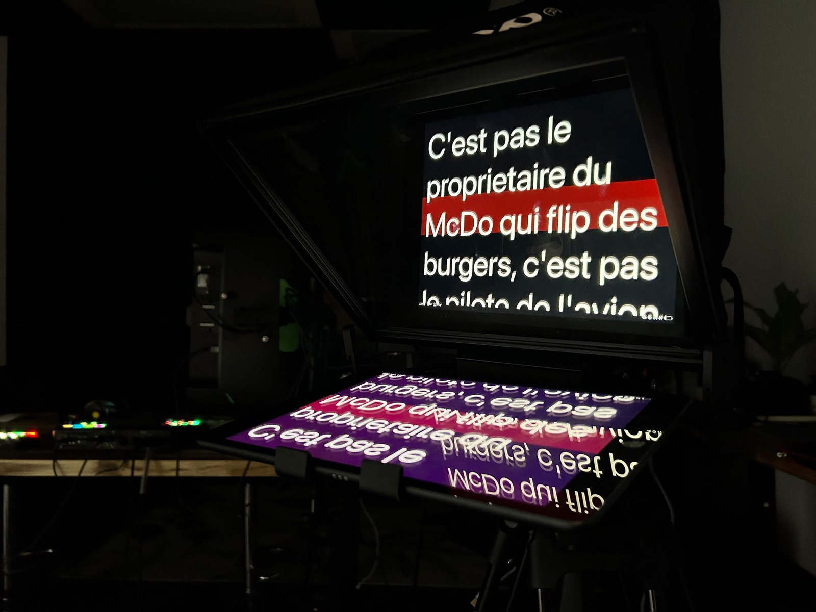 Téléprompteur du studio avec le texte du script à l'écran